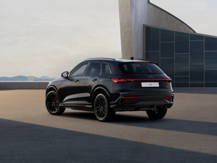 Audi Q5 e-hybrid quattro ST7 2,0TFSI / 220kW na operativní leasing