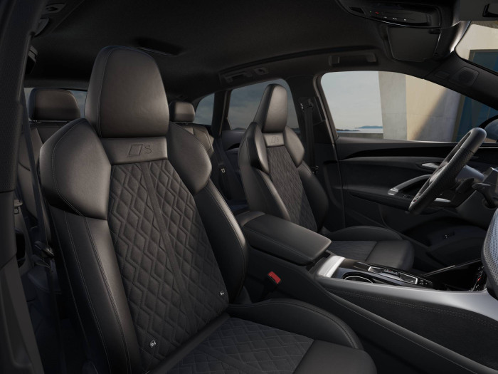 Audi Q5 e-hybrid quattro ST7 2,0TFSI / 220kW na operativní leasing
