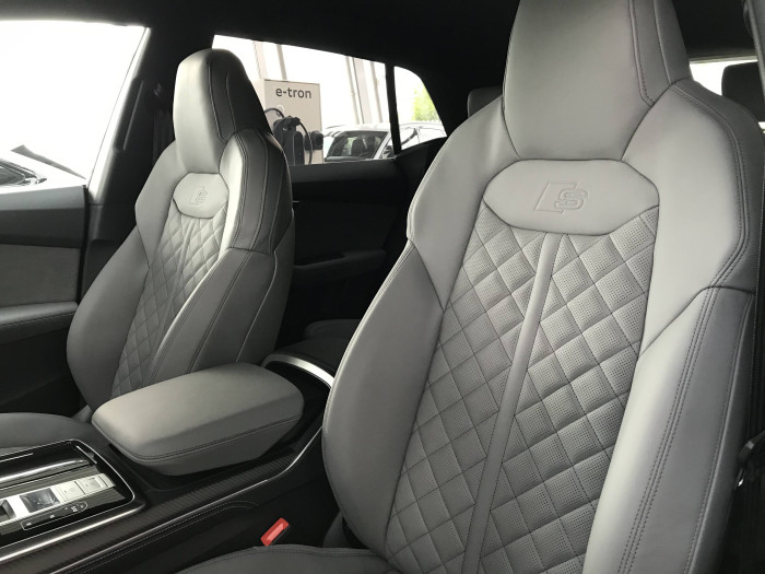 Audi Q8 SUV 60 Quattro 8TT 3,0TFSIe / 250kW na operativní leasing