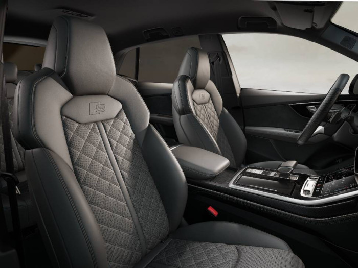 Audi Q8 SUV 60 Quattro 8TT 3,0TFSIe / 250kW na operativní leasing